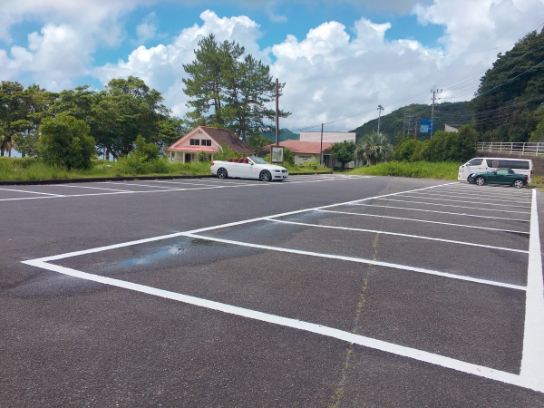 無料の大型駐車場あり（121台）