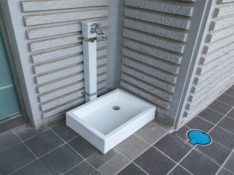 専用出入り口に足洗い場完備