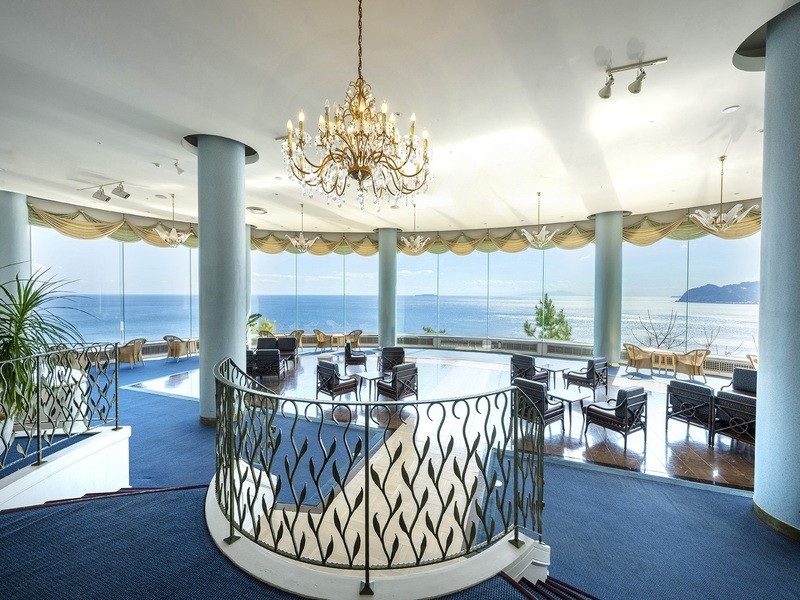 相模灘が一望できるロイヤルラウンジ